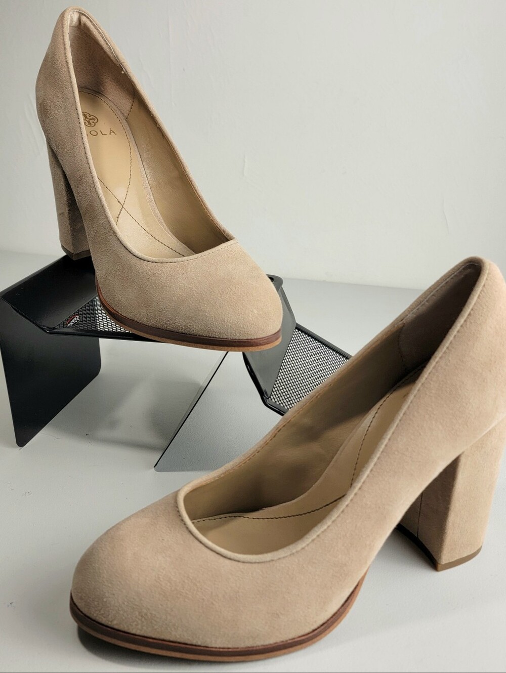 Isola Hayley Baywater Suede Pumps 4.25" Heels Size 10 Medium, EUC, Neutral Color
